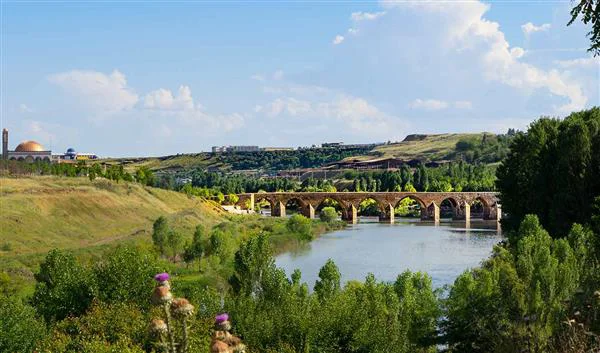 Diyarbakır Kültür On Gözlü Köprü